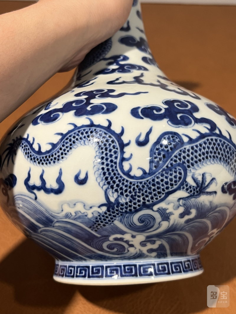 清嘉庆 青花云龙纹撇口瓶 - 图7